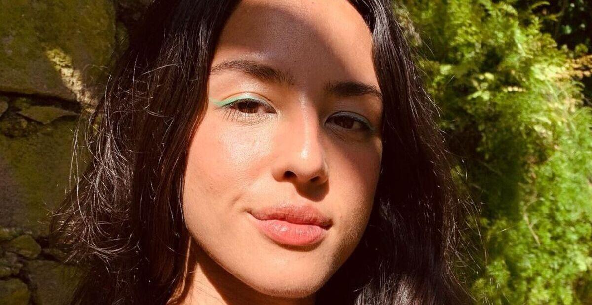 Grávida, Yanna Lavigne exibe barrigão ao surgir sem roupa