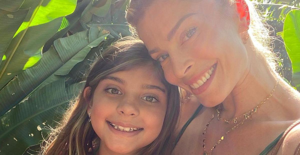 Grazi Massafera resgata cliques da infância e com a filha, e encanta a web