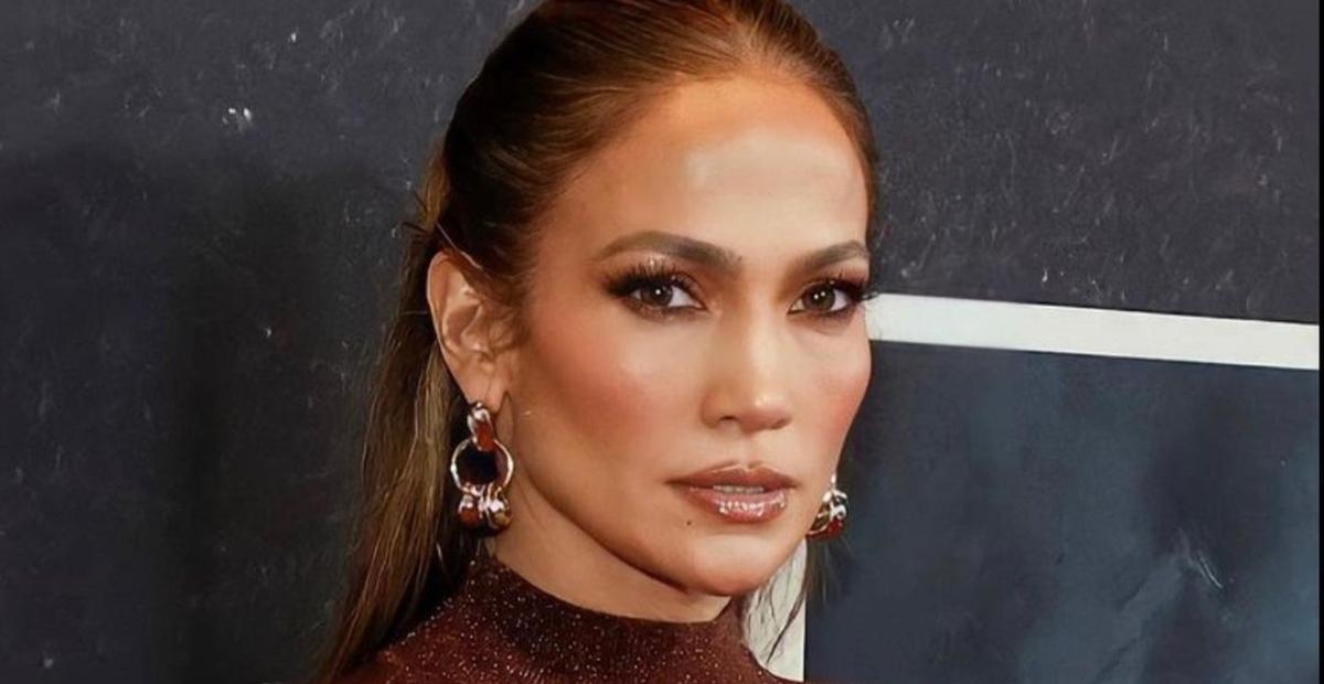 De barriga de fora, Jennifer Lopez elege look elegante e sensual para premiere em Nova York