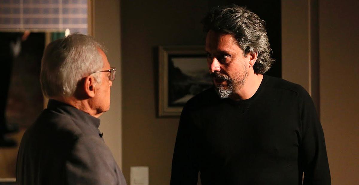 José Alfredo surta e ameaça Silviano com faca em ‘Império’