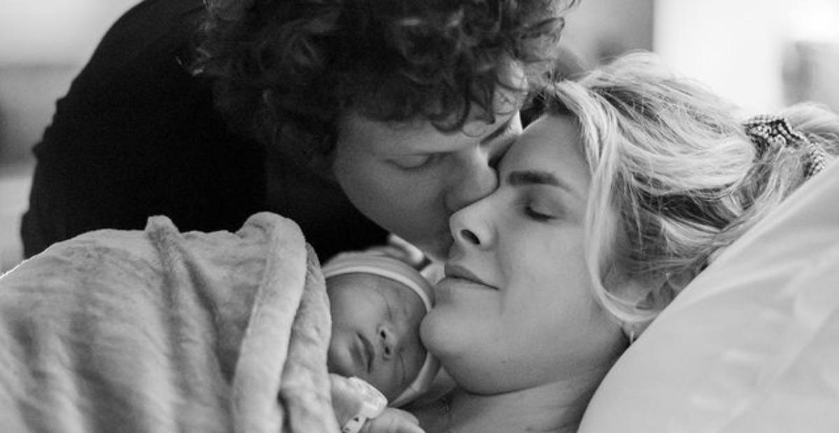 Julia Faria anuncia nascimento de Cora, sua primeira filha com Guto Cavanha: ”Mágico”