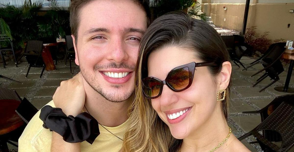 Vivian Amorim exibe barrigão ao surgir agarradinha com o namorado