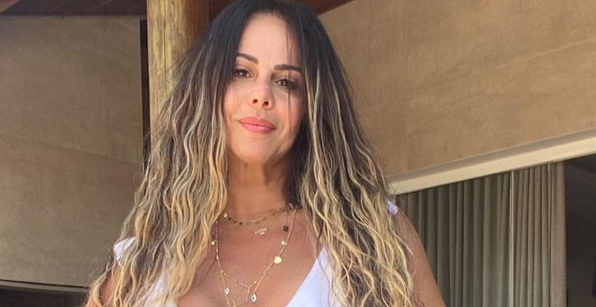 De shortinhos, Viviane Araújo empina bumbum GG e ostenta pernões sarados: ”Surreal!”