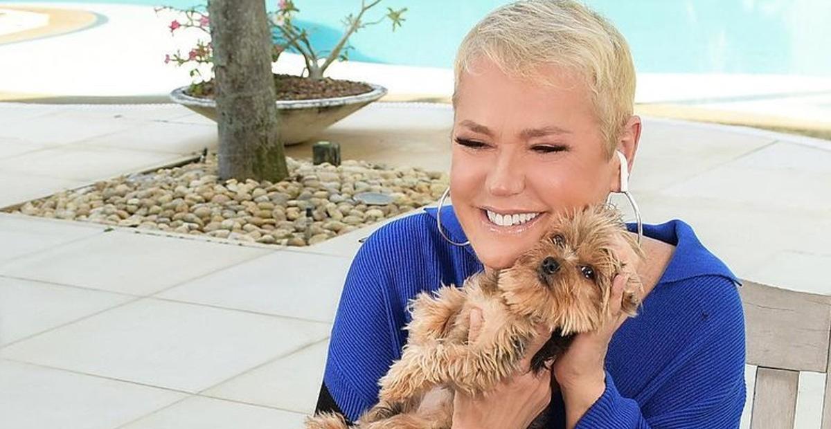 Xuxa compartilha registros fofíssimos com sua cachorrinha e se declara: ”Amor verdadeiro!”