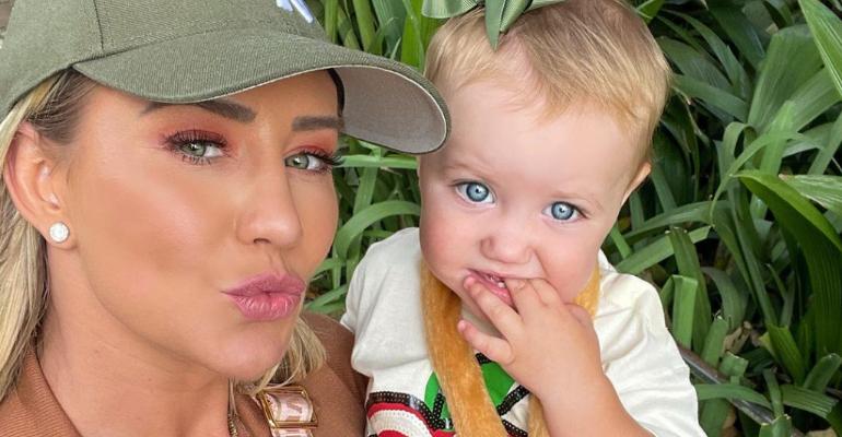 Ana Paula Siebert exibe o look do dia da filha, Vicky, e encanta a web: ”Bonequinha”
