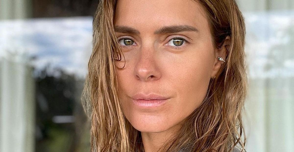 Carolina Dieckmann surge fazendo topless na piscina e conquista a web: ”Toda a beleza do mundo”