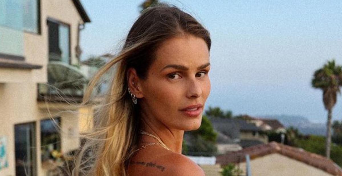Em meio a polêmica, Yasmin Brunet compartilha lindo clique: ”Ser girassol mesmo durante a chuva”