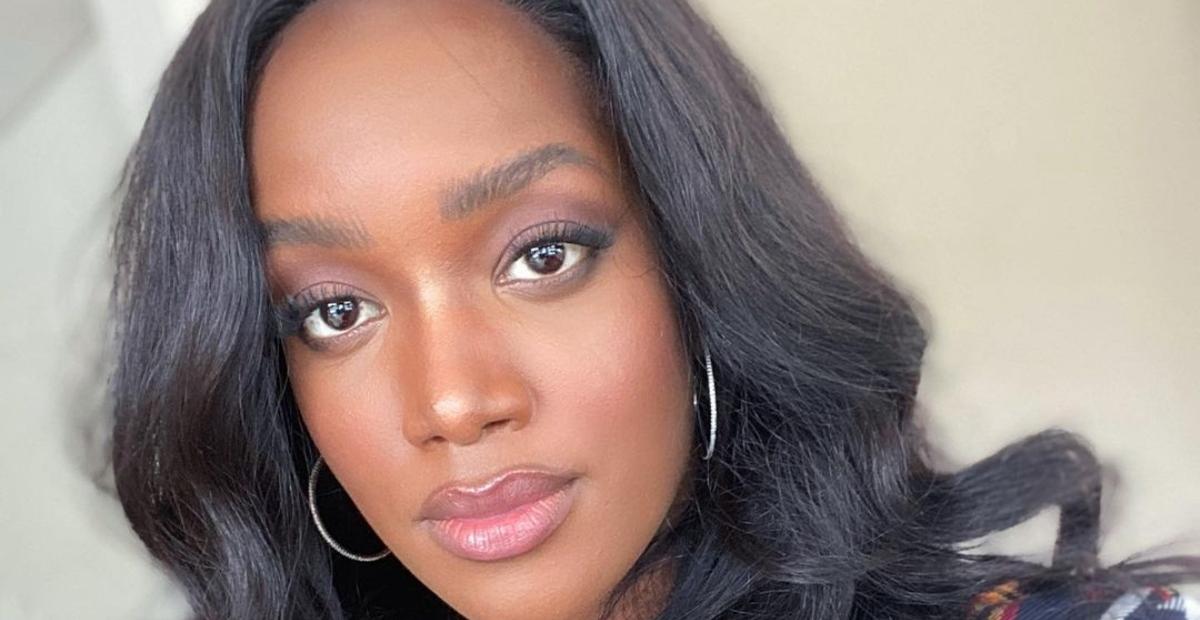 Iza ostenta corpo absurdo com biquíni fininho ao renovar o bronzeado em sua mansão