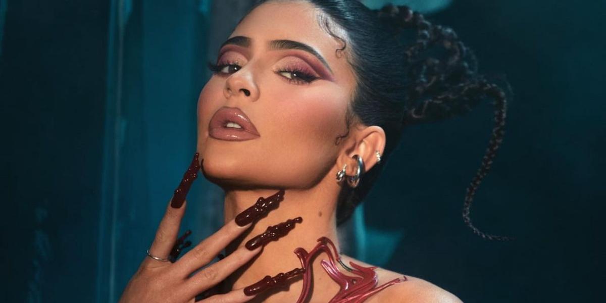 Kylie Jenner é clicada completamente nua e coberta de sangue falso para campanha de Halloween