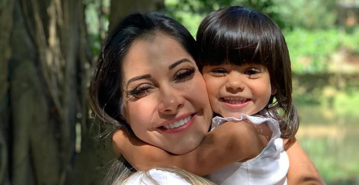 Mayra Cardi se derrete ao ver a filha cantando com artistas: ”Minha banda preferida”