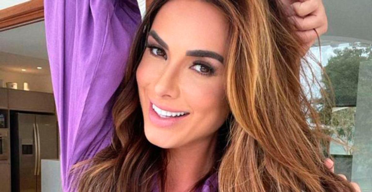 Nicole Bahls é clicada de biquíni na praia e corpaço impressionante rouba a cena