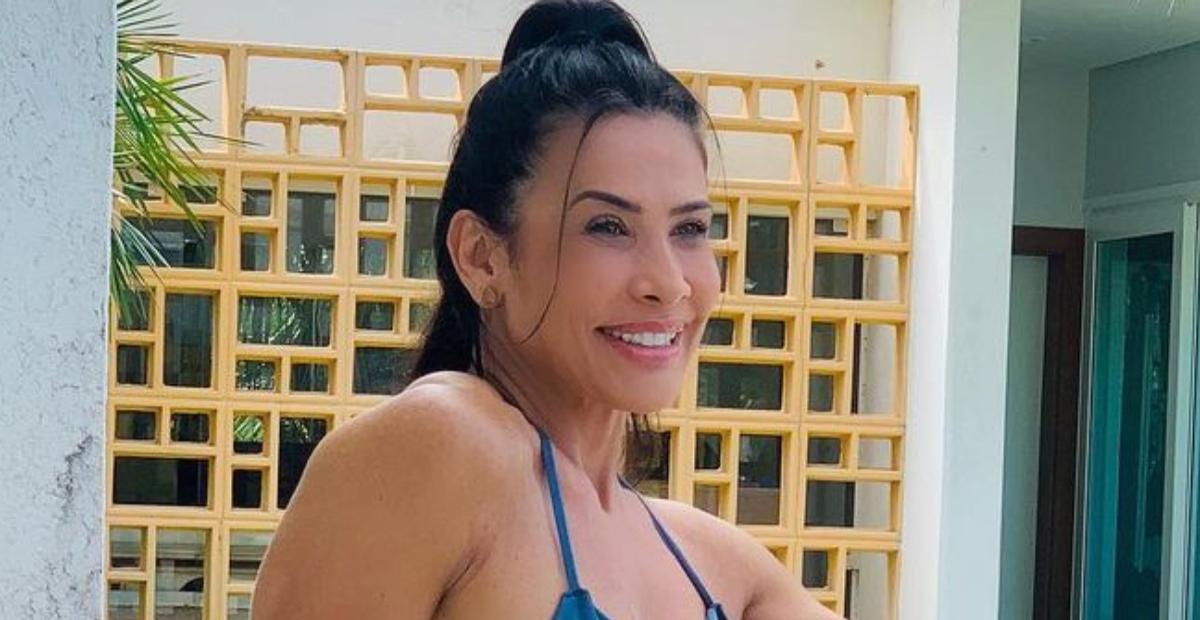 De biquíni fininho, Scheila Carvalho é clicada curtindo dia na piscina e ostenta corpaço sarado