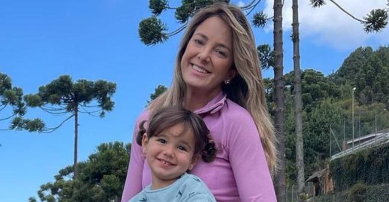 Parecidas? Ticiane Pinheiro relembra cliques da infância e compara com a caçula, Manu