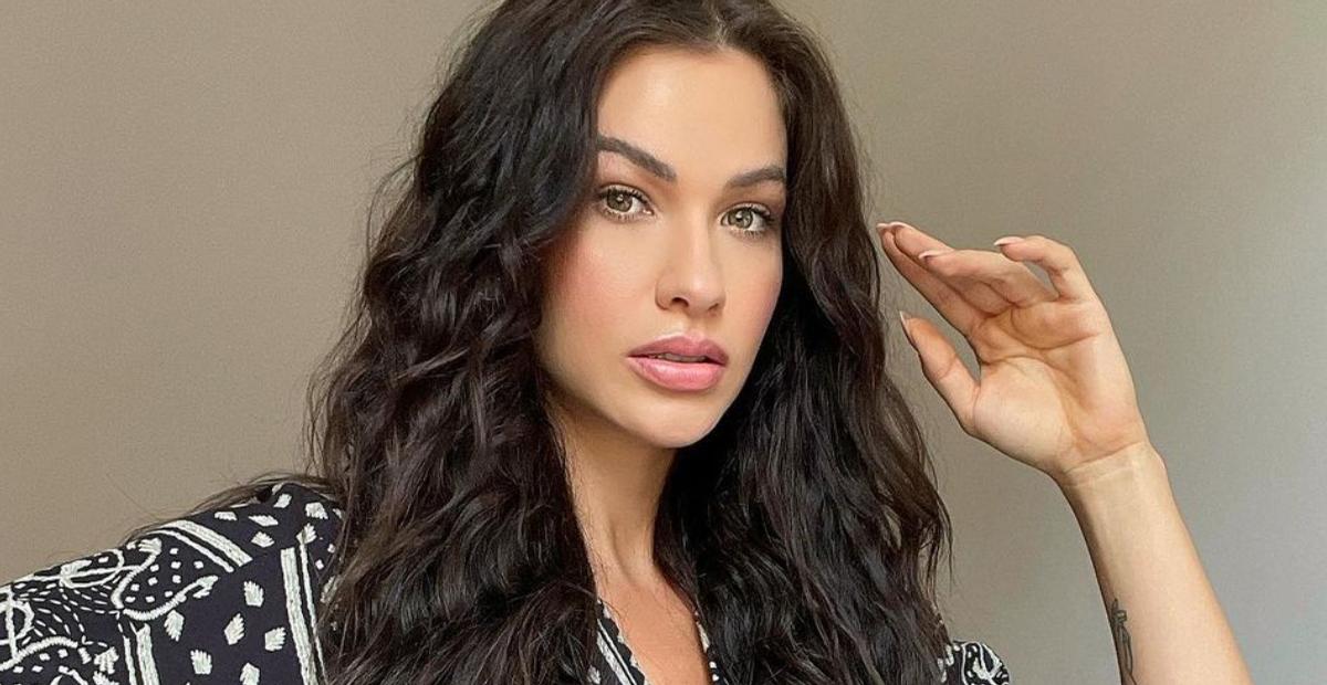 Em Pernambuco, Andressa Suita esbanja corpão em look grifado de tricô e eleva a temperatura