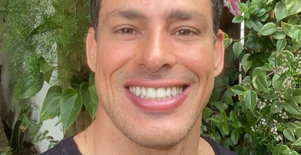 Belíssimo, Cauã Reymond arranca suspiros ao exibir noite tropical nas Maldivas: ”Jantarzinho”