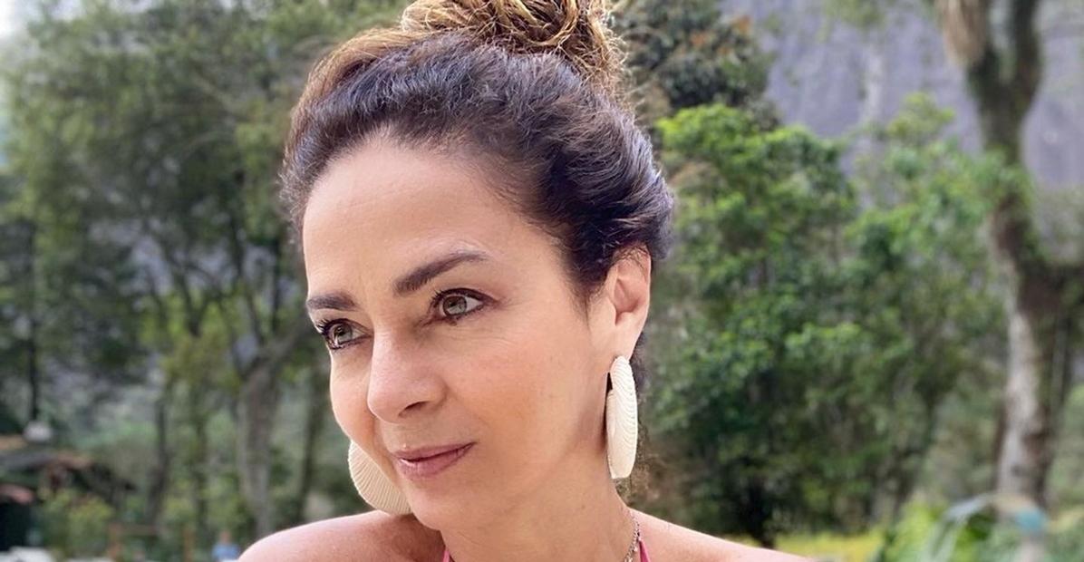 Claudia Ohana curte dia na piscina e beleza chama atenção: ”Cada dia mais linda”