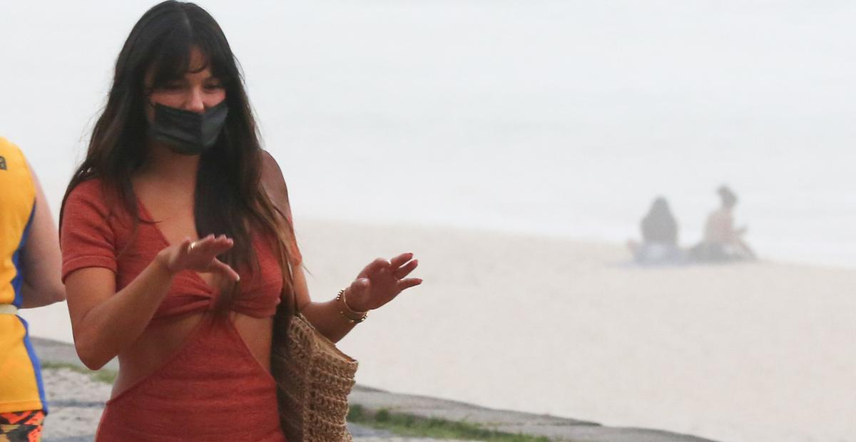 De look simples, Isis Valverde leva o filho para andar de patinete na orla da praia