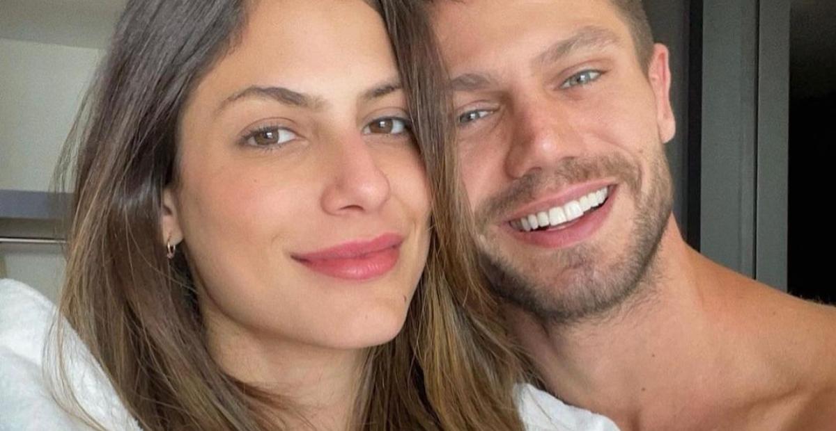 Jonas Sulzbach compartilha registros fazendo yoga com Mari Gonzalez e encanta fãs: ”Me adotem”