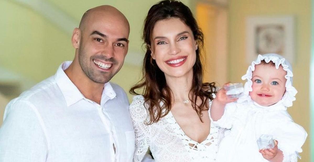 Na casa de praia da família, Júlia Pereira realiza batizado da filha: ”Momento maravilhoso”