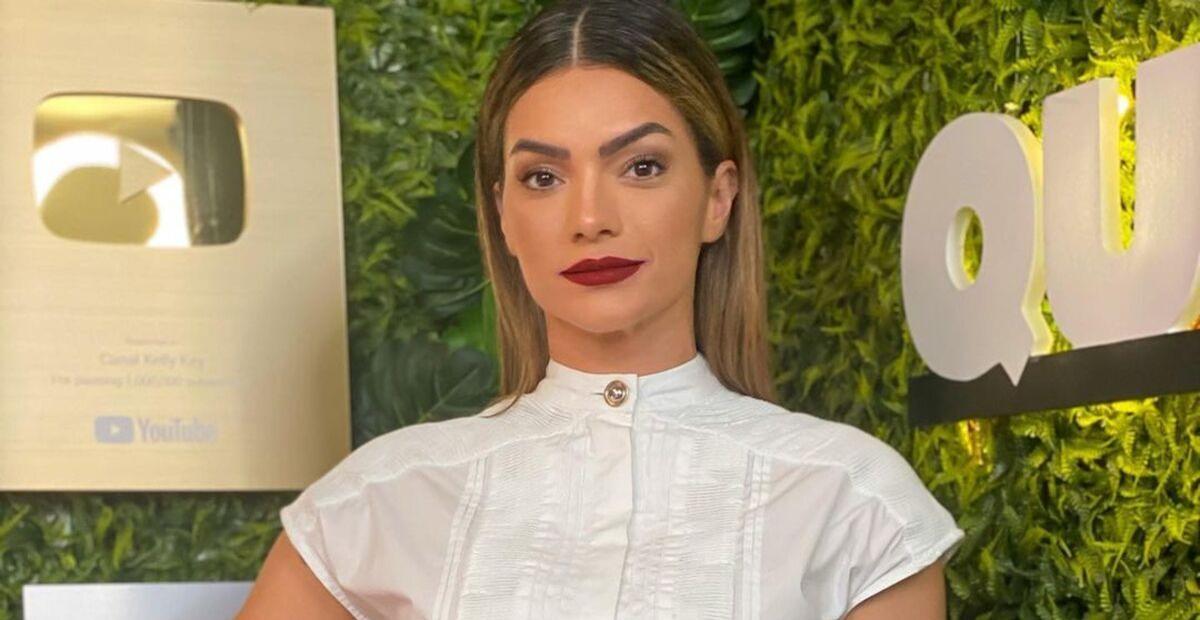 De look fitness estiloso, Kelly Key exibe boa forma ao fazer yoga