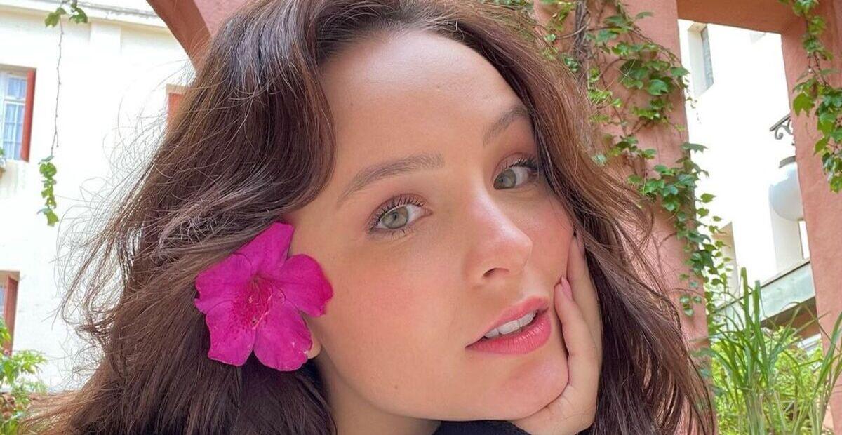 De pijama curtinho, Larissa Manoela surge descabelada e arranca elogios: ”Gata!”