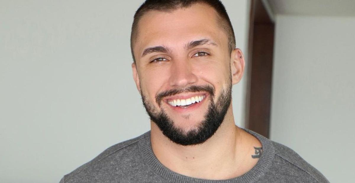 Na Barra da Tijuca, Arthur Picoli surge descamisado e boa forma chama atenção dos internautas