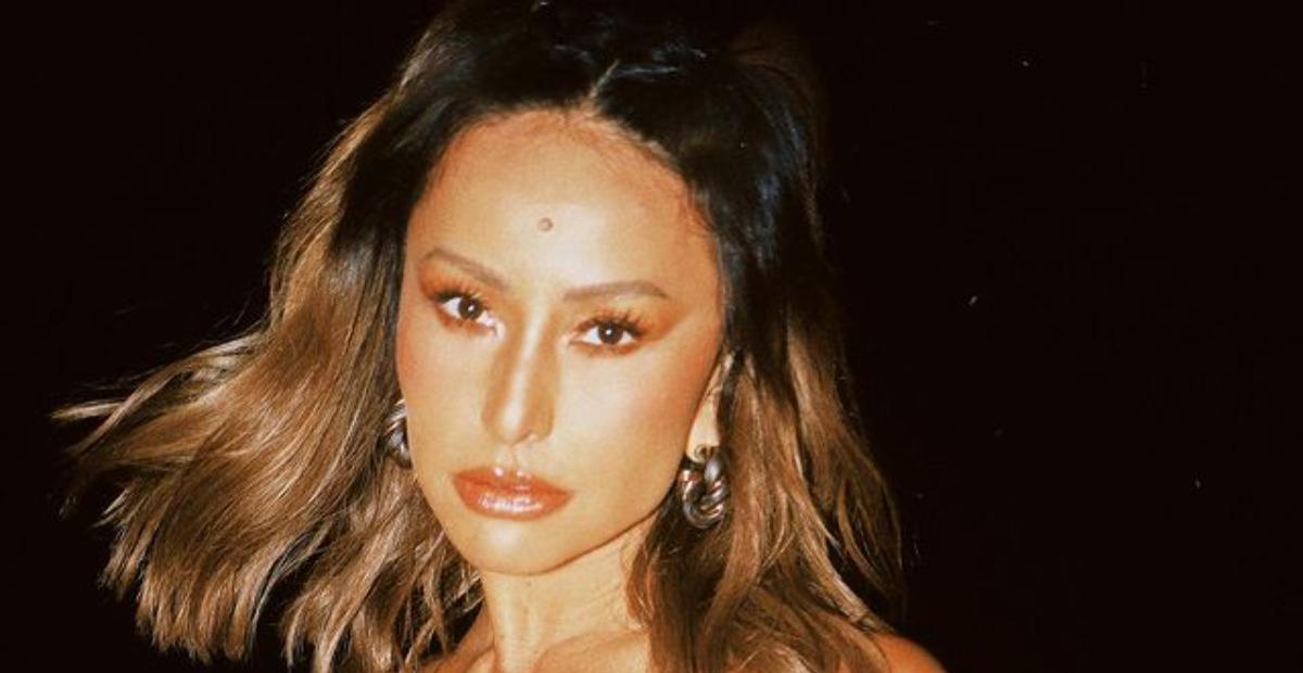 Fazendo carão, Sabrina Sato ostenta corpaço com look transparente e chama atenção: ”Escândalo”