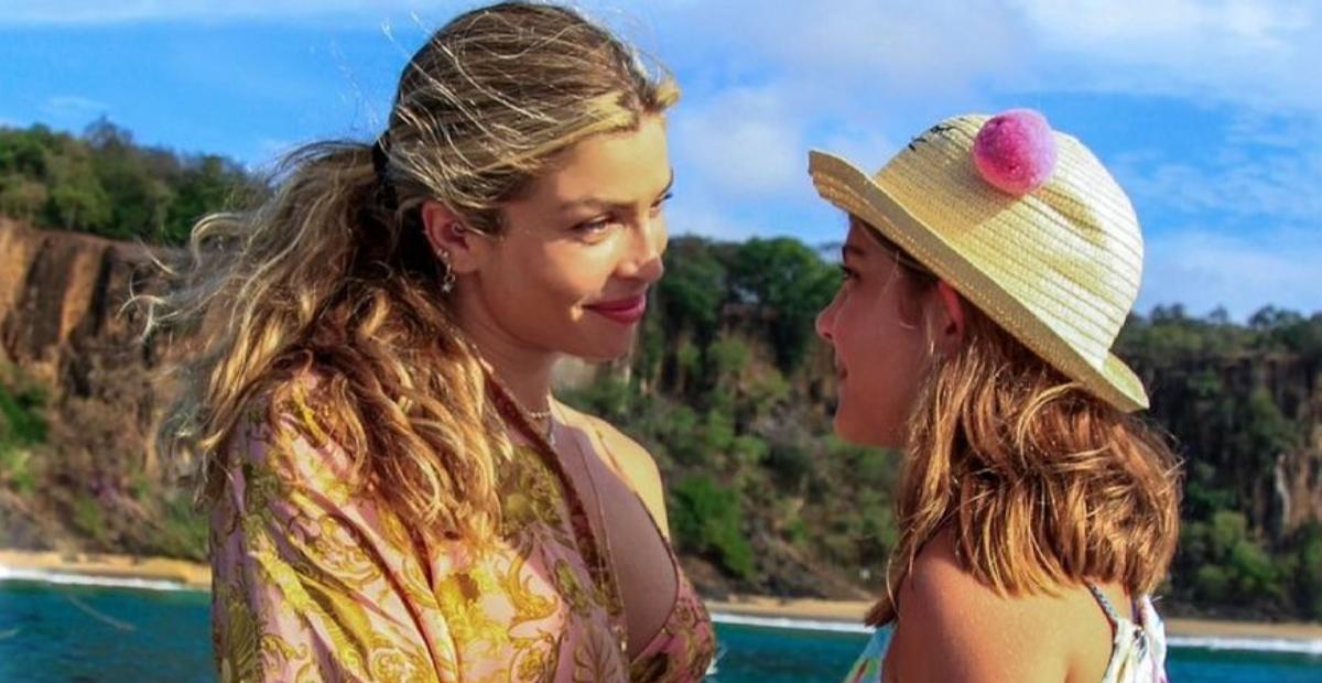 Grazi Massafera compartilha cliques perfeitos com a filha na praia: ”Nós”