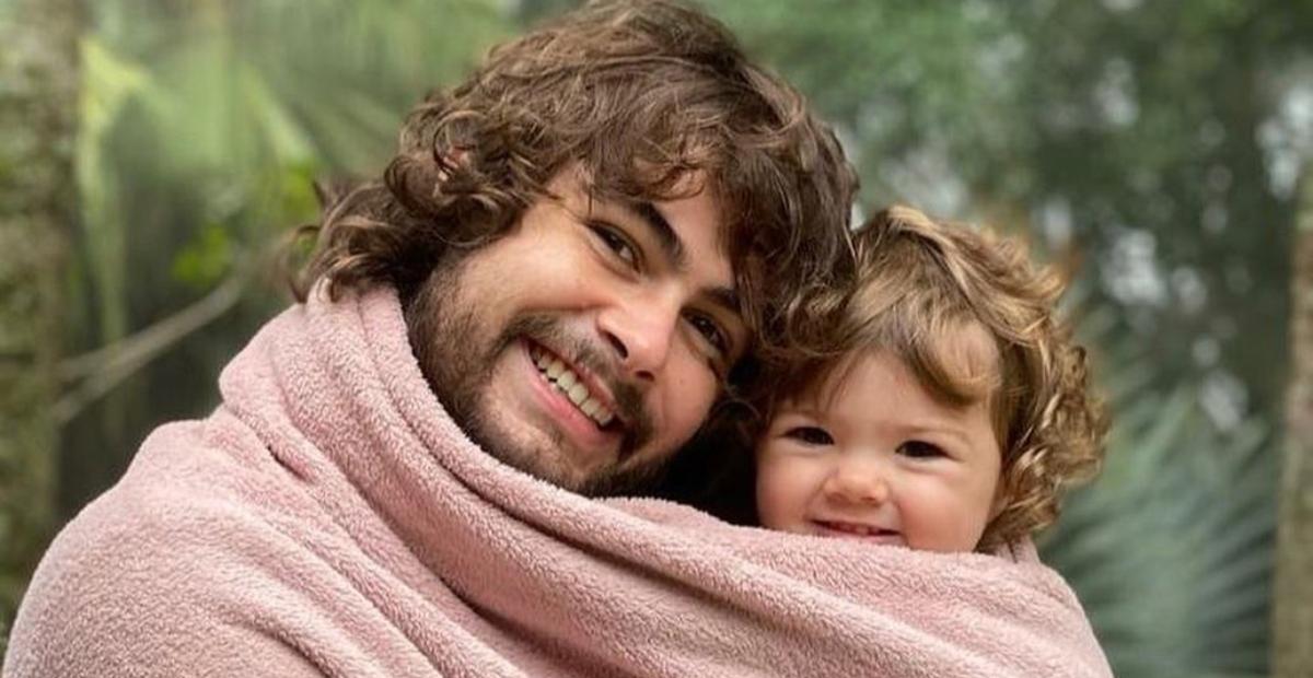 Rafa Vitti volta para casa após gravações e mata a saudade da filha, Clara Maria
