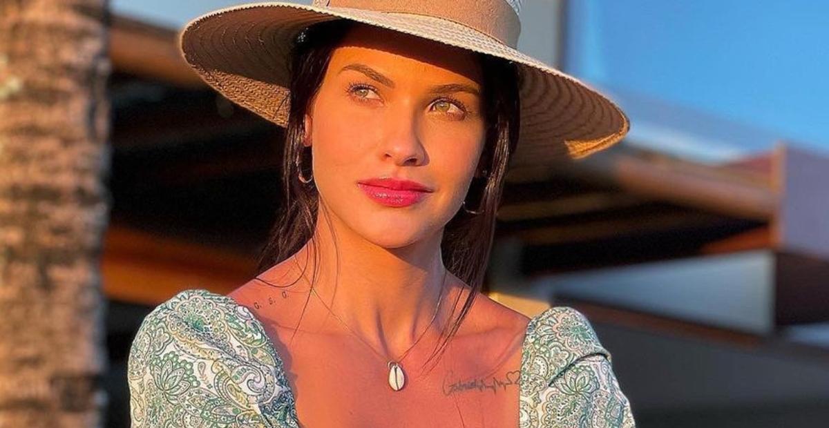 Em Pernambuco, Andressa Suita aposta em look grifado de mais de R$30 mil para curtir dia de praia