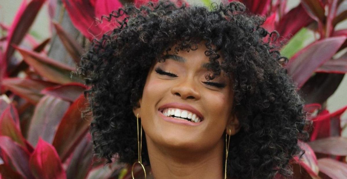 Após perder 9kg, Erika Januza exibe corpo escultural de biquíni em dia de piscina: ”Um absurdo”