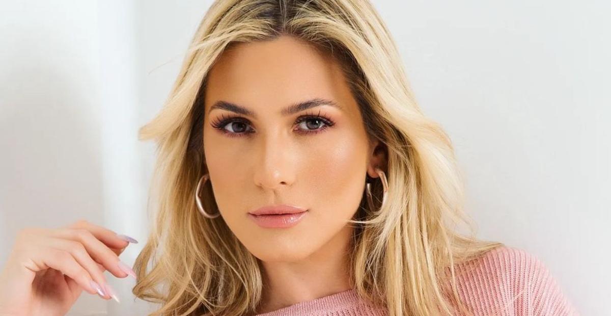 Em Portugal, Lívia Andrade empina o bumbum com biquíni micro e sem alça e ostenta corpaço absurdo
