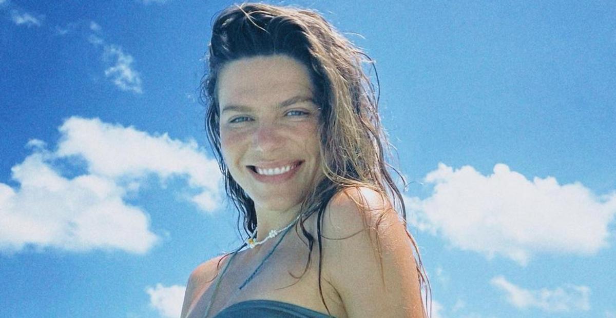 Nas Maldivas, Mariana Goldfarb exibe corpo escultural com biquíni de oncinha