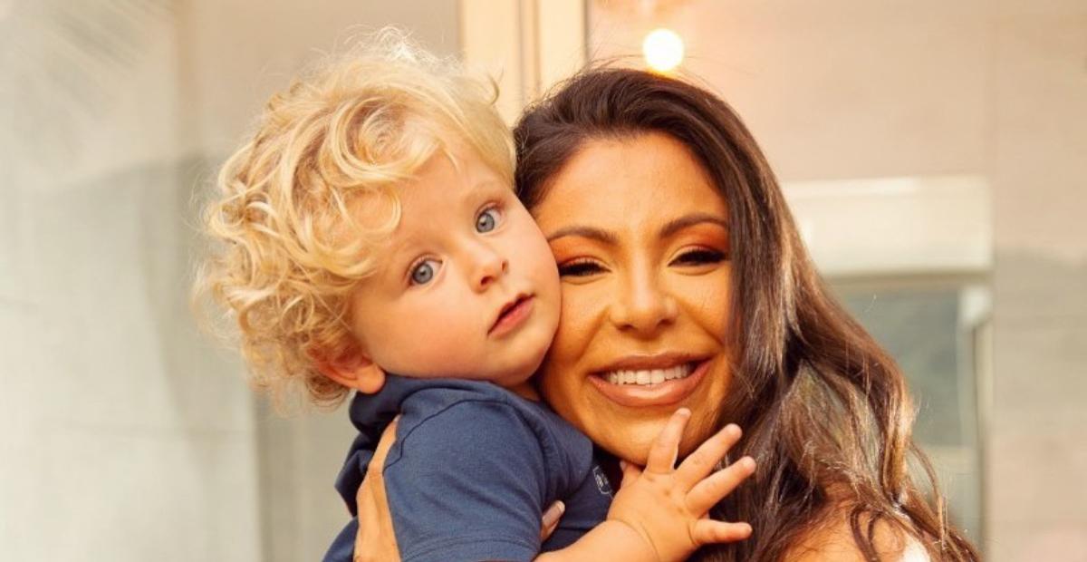 De biquíni cavado, Andressa Ferreira exibe corpaço na piscina ao lado do filho Bento: ”Perfeição!”