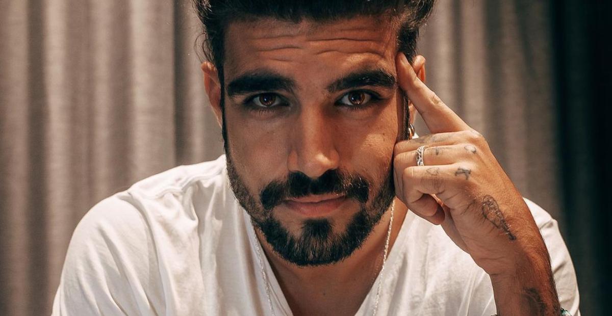 Caio Castro celebra mais uma vitória na Porsche Cup na web: ”Com caneco na mão!”