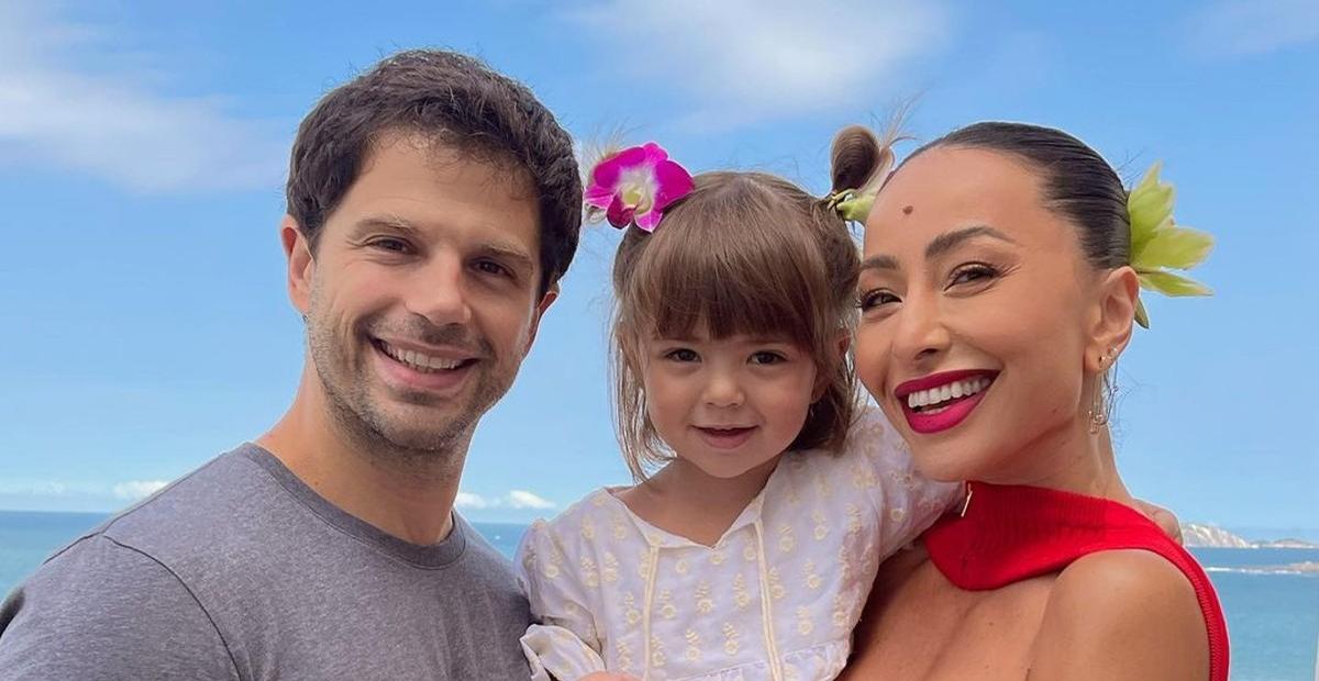 Sabrina Sato compartilha sequência de cliques em família e se declara: ”Minha felicidade”