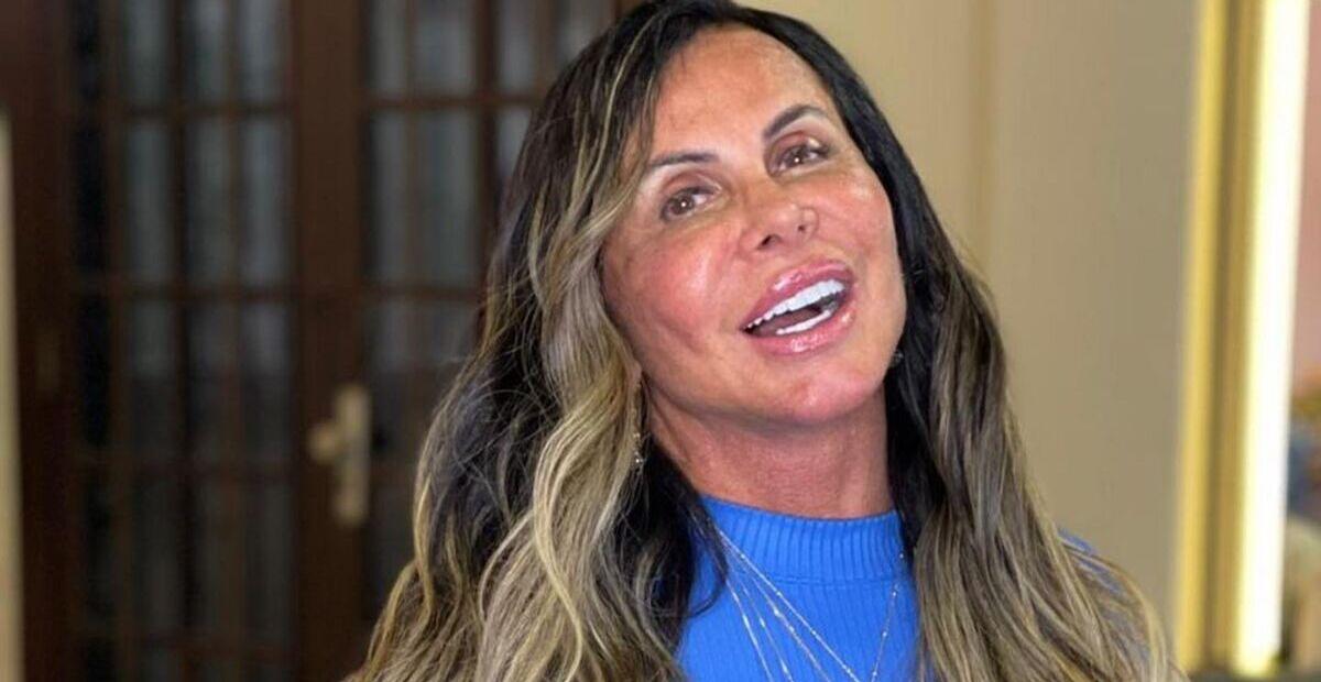 Na praia, Gretchen e a filha esbanjam beleza ao surgirem de biquíni