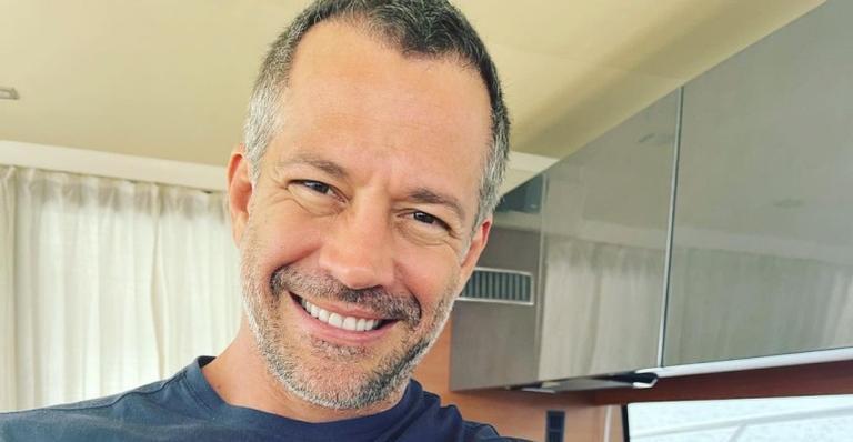 Em Trancoso, Malvino Salvador exibe fotos das férias em família e se declara: ”Obrigado”