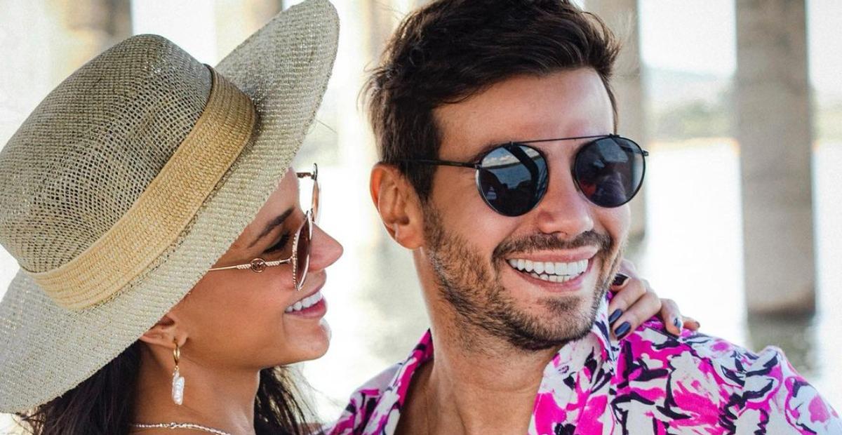 Sorridente, Mariano surge coladinho com a namorada, Jakelyne Oliveira, e encanta: ”Que casalzão!”