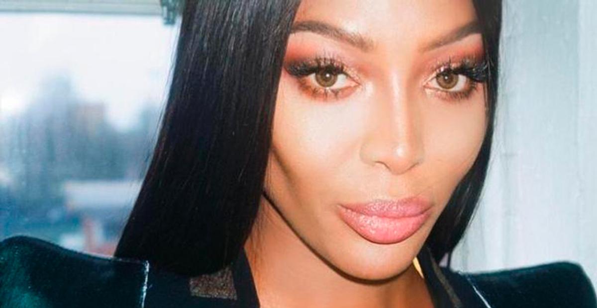 Com look exótico e transparente, Naomi Campbell se destaca em desfile de Londres