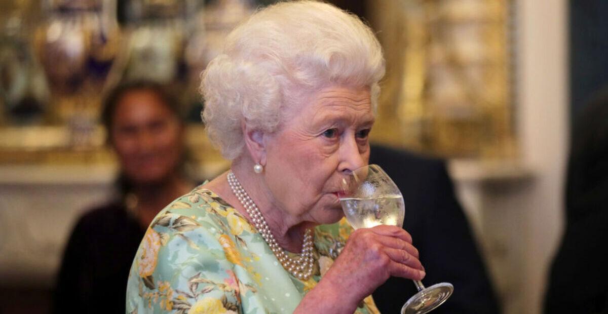 Aos 95 anos, Rainha Elizabeth II é proibida de beber todos os dias