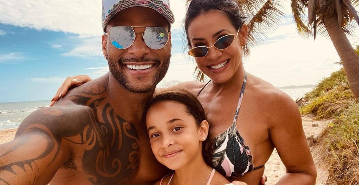 Com a filha, Scheila Carvalho celebra retorno de Tony Salles aos palcos: ”Quanta emoção”