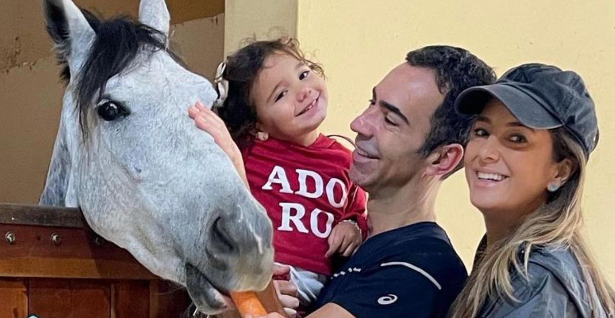 Na fazenda, Ticiane Pinheiro passeia de trator com César Tralli e Manu: ”Vida rural, amor real”