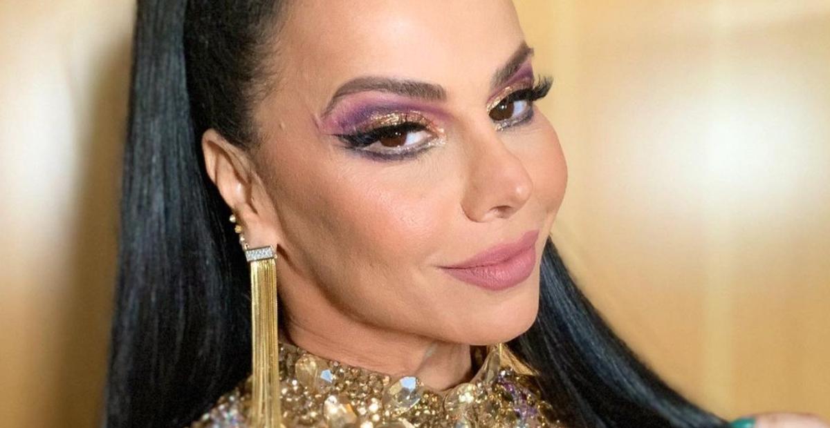 Com visual luxuoso, Viviane Araujo esbanja sensualidade no aniversário da Mancha Verde