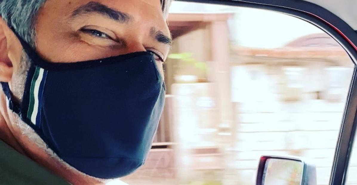Após comentários, William Bonner se pronuncia sobre o uso da máscara enquanto dirige