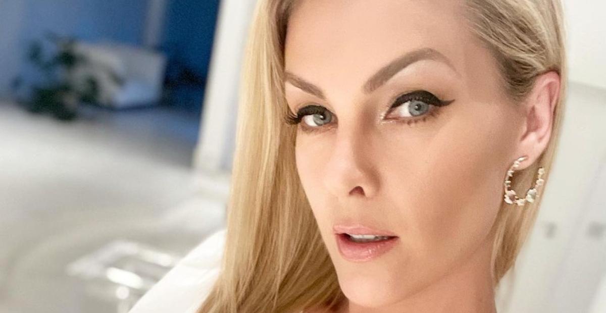 Sem sutiã, Ana Hickmann surge belíssima com decote quase até o umbigo e maridão reage: ”Abusada!”