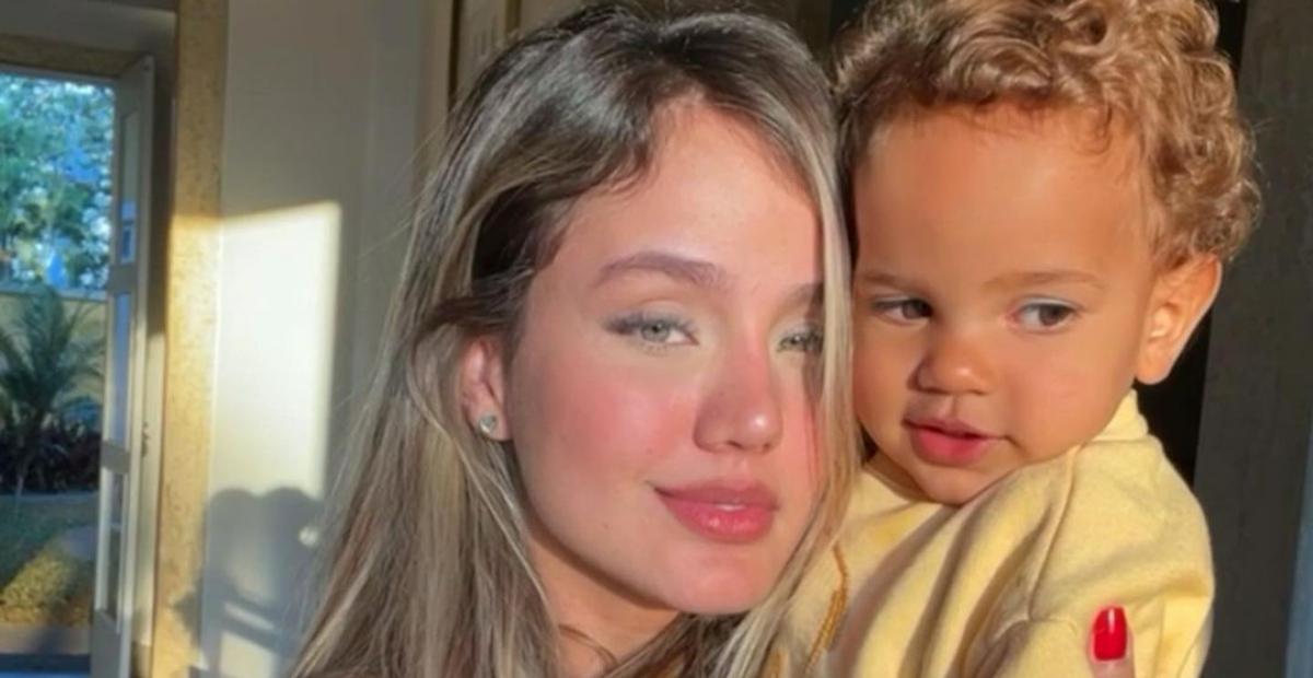 Biah Rodrigues flagra o filho fazendo carinho em sua barriga na reta final da gravidez
