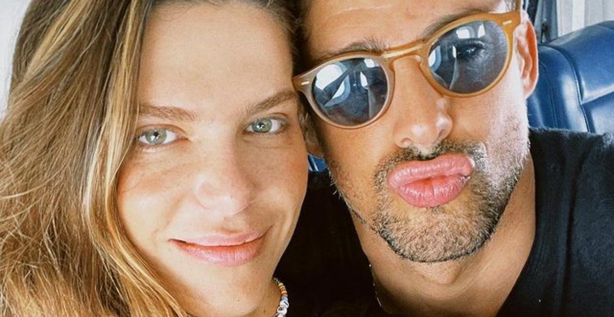 Nas Maldivas, Cauã Reymond faz biquinho em foto com a esposa, Mariana Goldfarb: ”Não volto”
