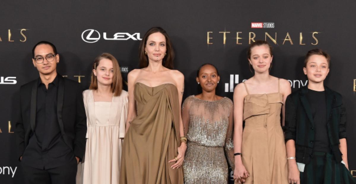 Em premiere, filha de Angelina Jolie rouba a cena ao repetir vestido usado pela mãe no Oscar de 2014