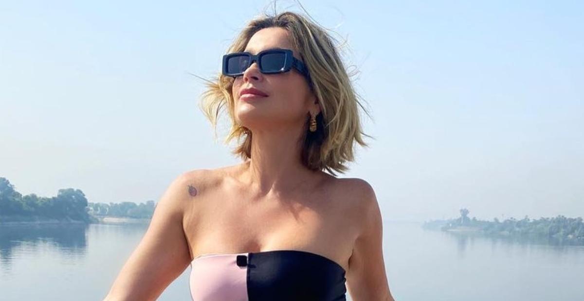 Flávia Alessandra deixa corpaço marcado em maiô cavado e com decote profundo: ”Que mulher é essa?”